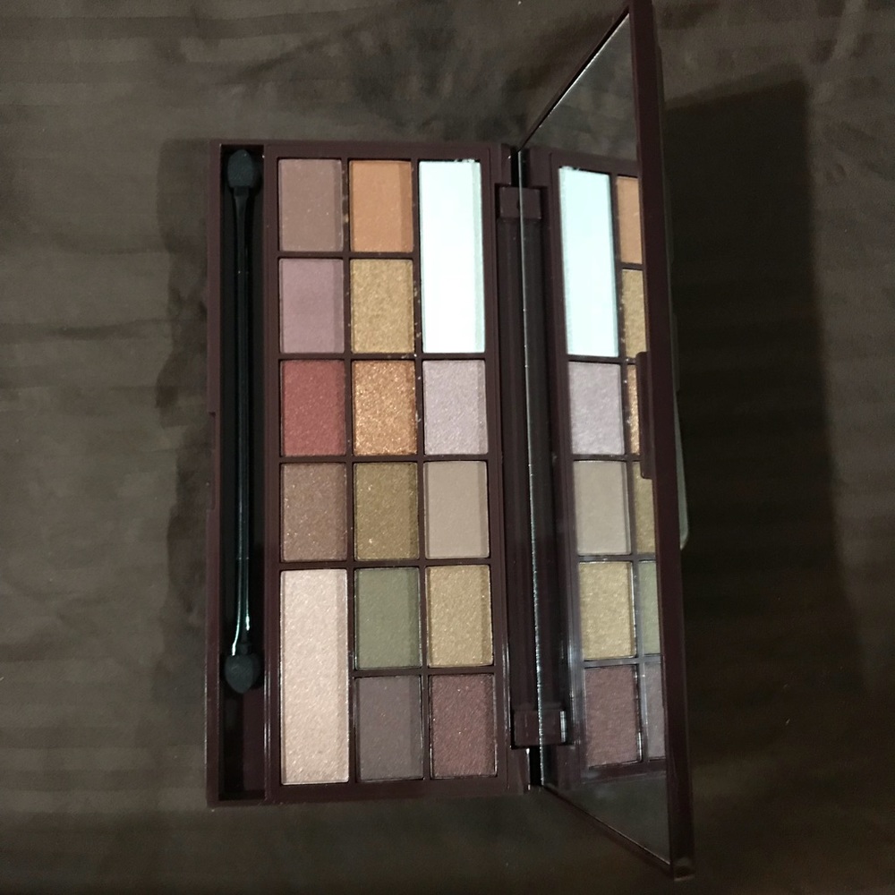 Makeup Revolution London golden bar